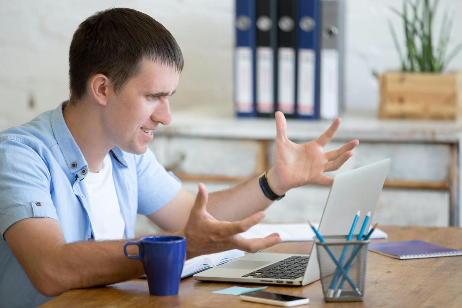 Tidssløsing mann lei av treg datamaskin